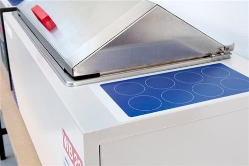 Bagnomaria digitale mod. WB40 con pompa, temp. range +5°C(amb) +85°C, vasca in acciaio inox, capacità 40 litri, display digitale a LED, termostato di sicurezza, pompa di ricircolo integrata, kit svuotamento vasca, coperchio incernierato 