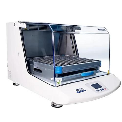 Agitatore da banco incubato a movimento orbitale mod. SKI8, ampio display LCD retroilluminato, velocità regolabile 40...300rpm, temperatura range +5°Camb...+60°C, piattaforma univesrale con supporto a molle dim.450x450mm, ampia cupola trasparente