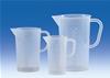 Caraffa in plastica PP, cap. 100 mL, graduazione trasparente in rilievo, con becco e manico, autoclavabili (1 pz)